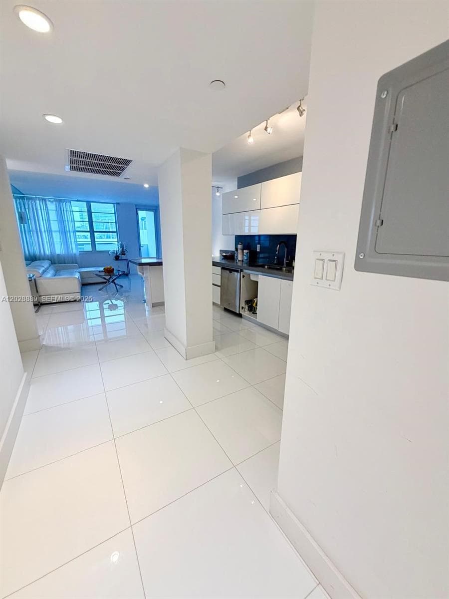 A12028889 — Miami Beach — 14