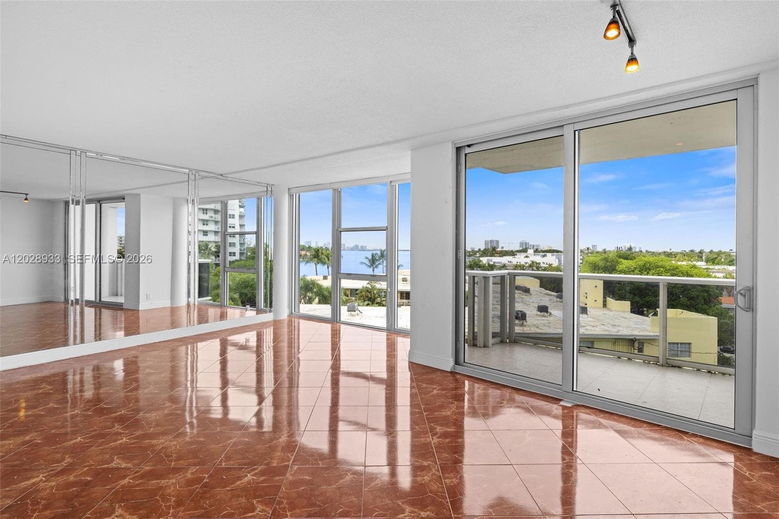 A12028933 — Miami Beach — 3
