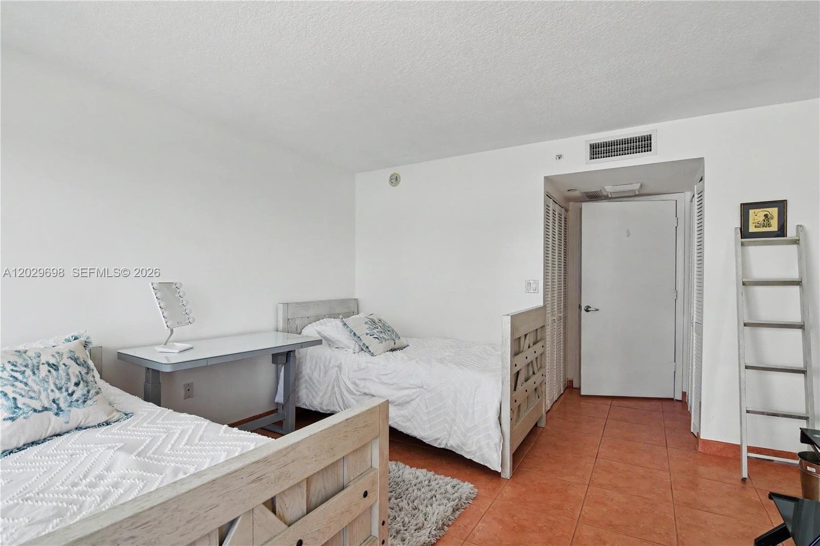 A12029698 — Miami Beach — 18