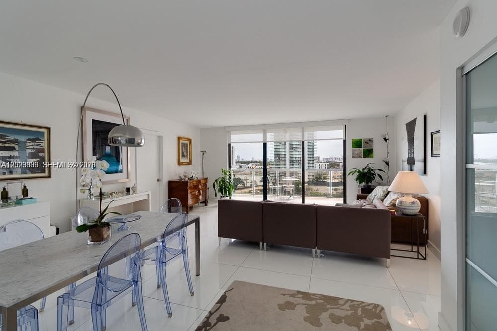 A12029889 — Miami Beach