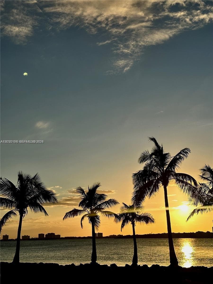 A12030106 — Miami Beach — 9