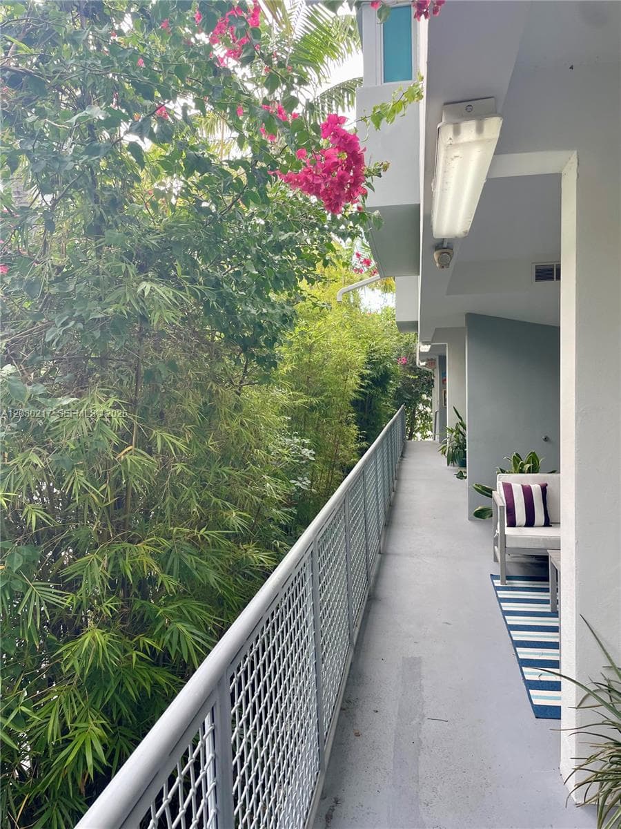 A12030217 — Miami Beach — 52