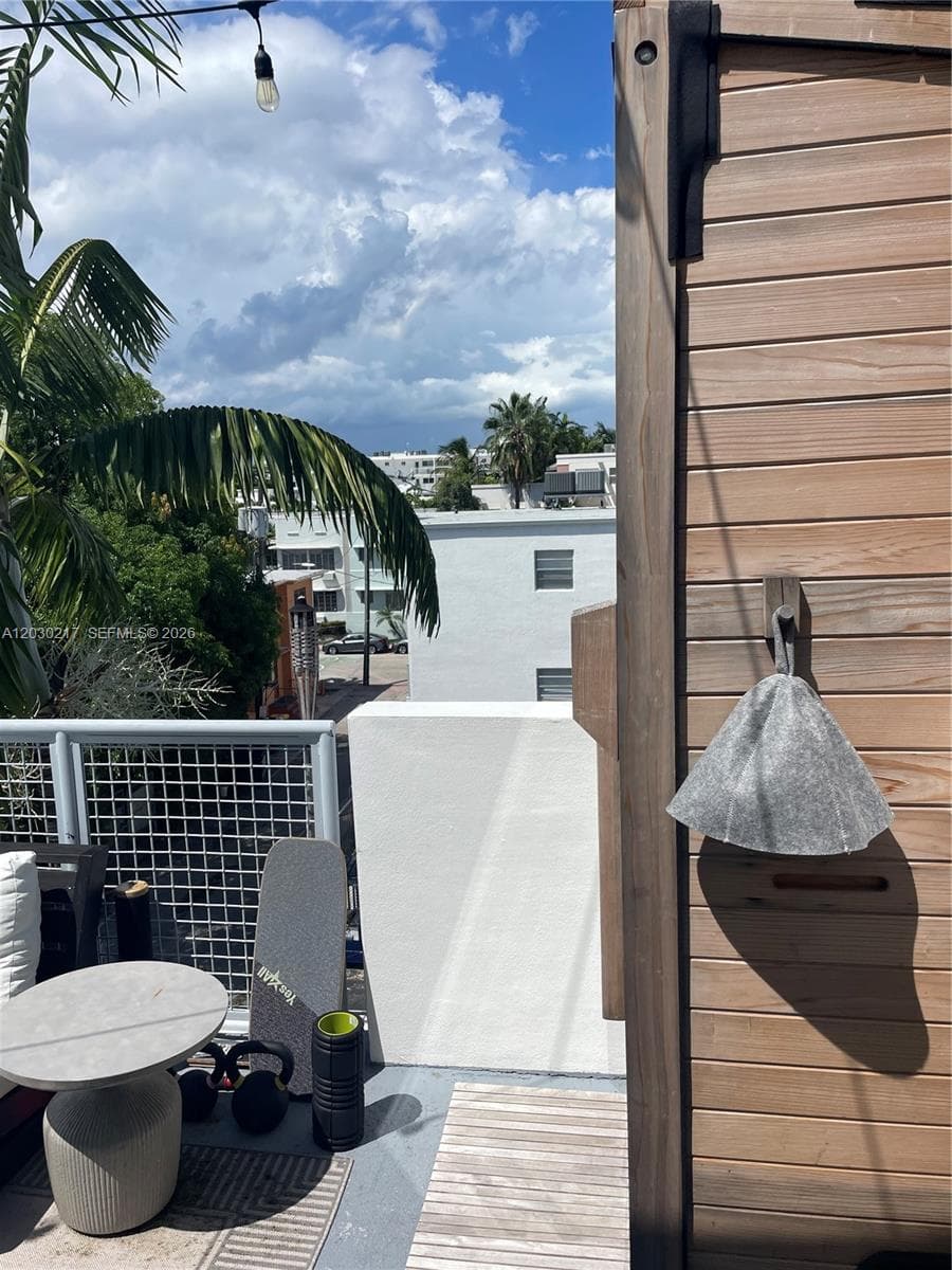 A12030217 — Miami Beach — 32