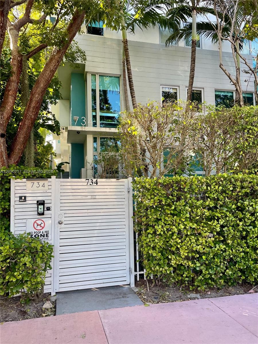 A12030217 — Miami Beach — 54