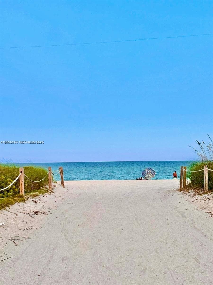 A12030247 — Miami Beach — 9