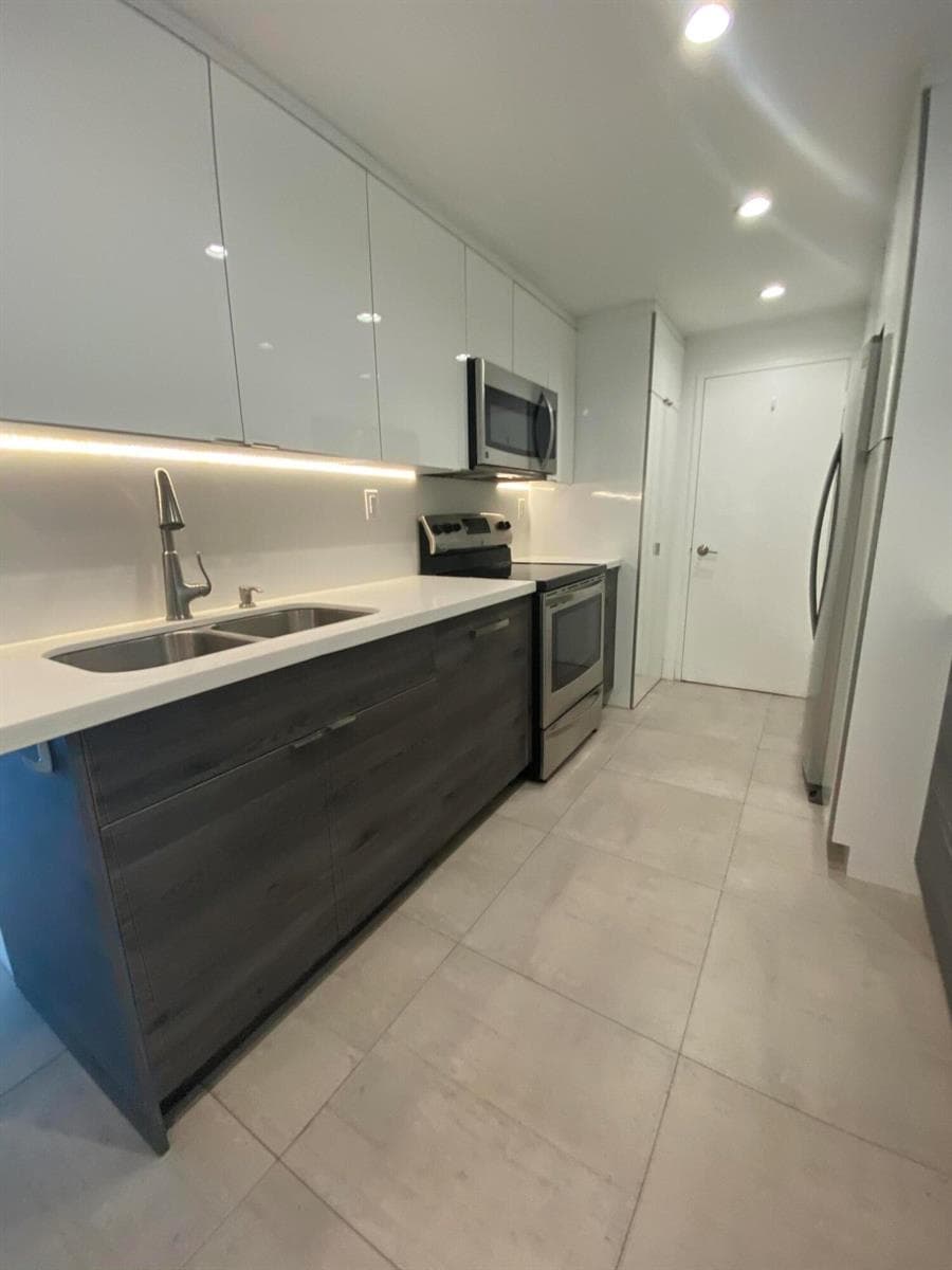 B26036608 — Miami Beach — 9