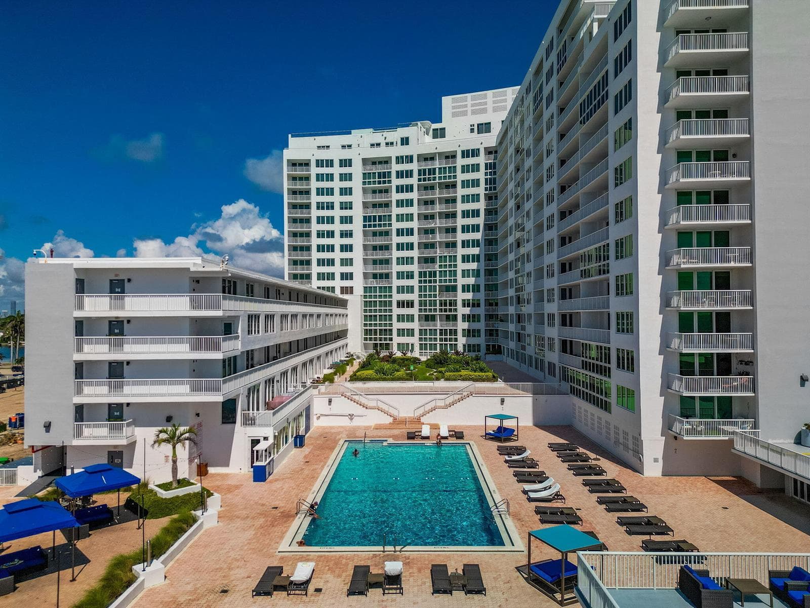 B26036608 — Miami Beach — 33