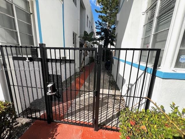 A12030782 — Miami Beach — 30