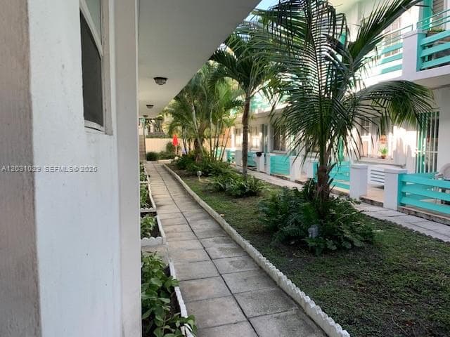 A12031029 — Miami Beach — 18