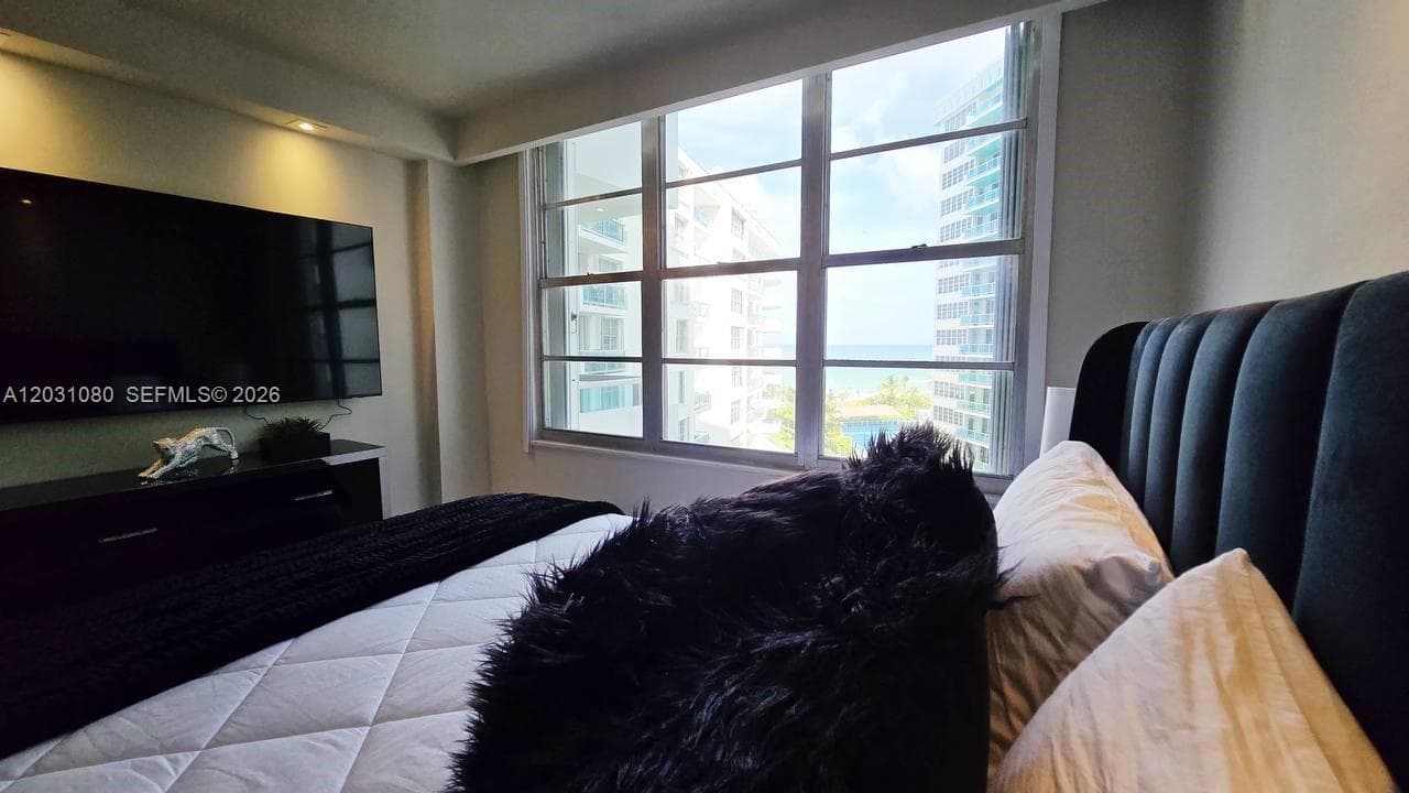 A12031080 — Miami Beach — 13