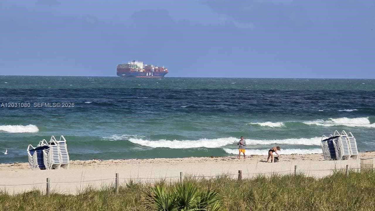 A12031080 — Miami Beach — 34