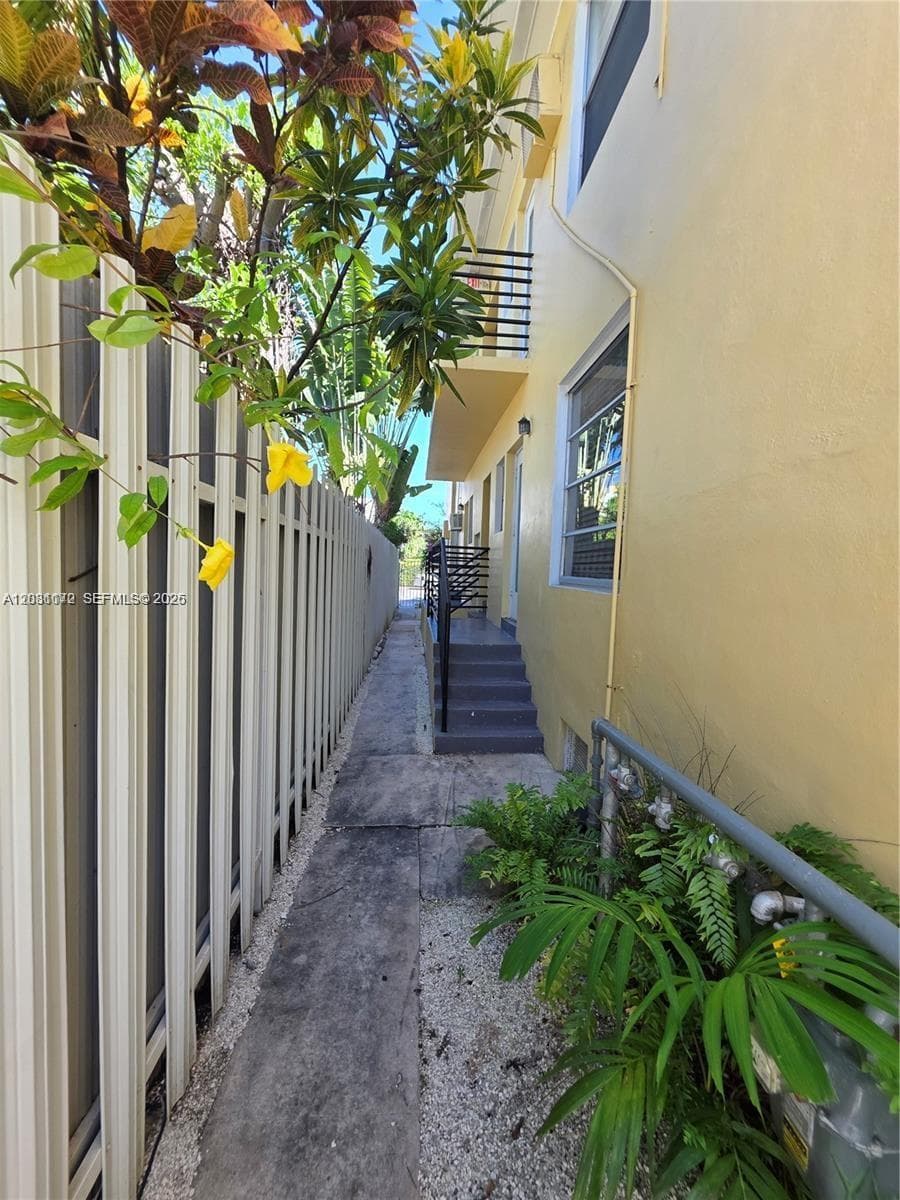 A12031172 — Miami Beach — 46