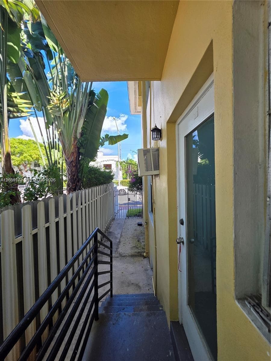 A12031172 — Miami Beach — 53