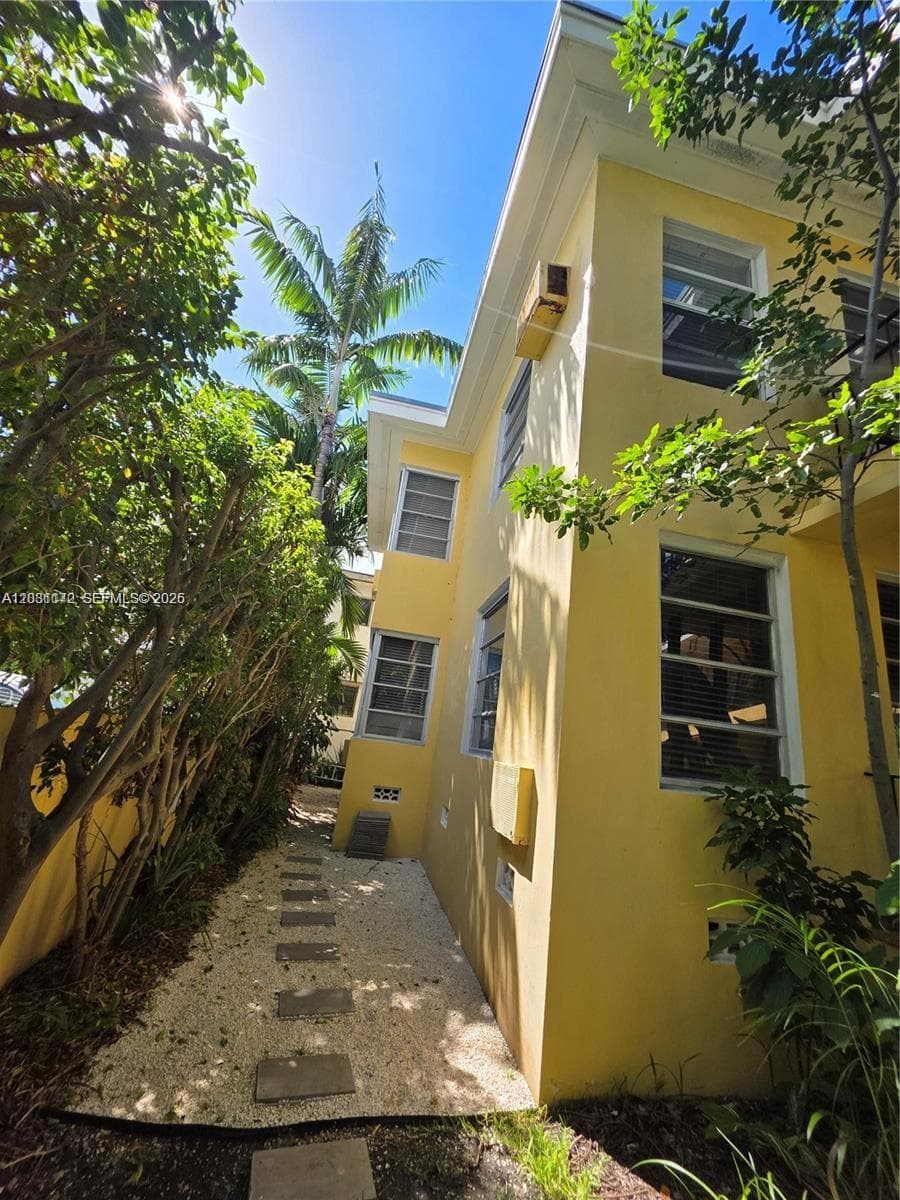 A12031172 — Miami Beach — 48