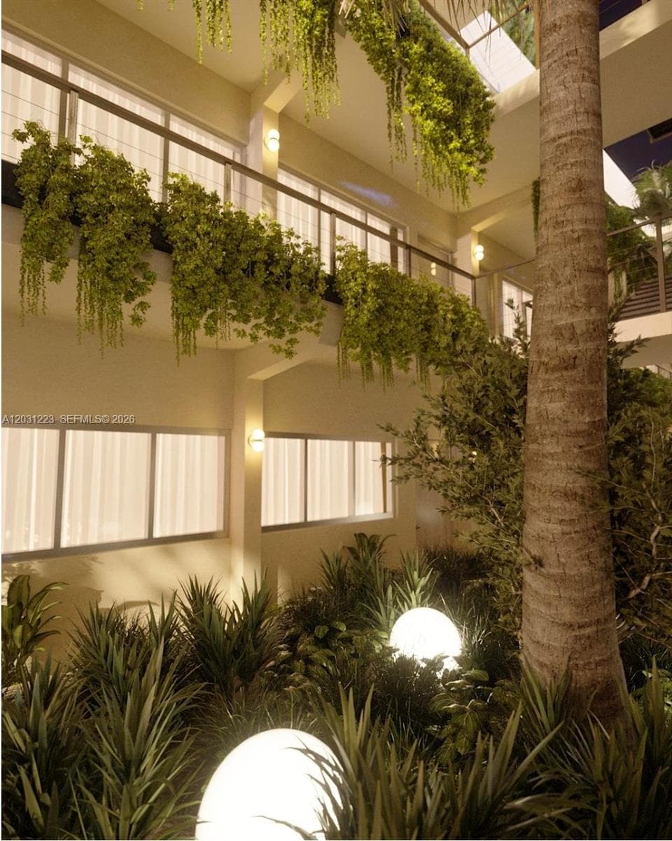 A12031223 — Miami Beach — 27