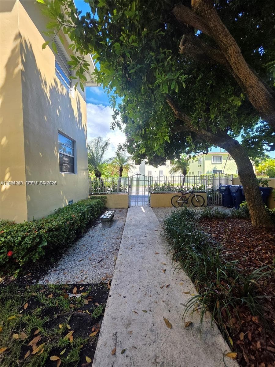 A12031258 — Miami Beach — 14