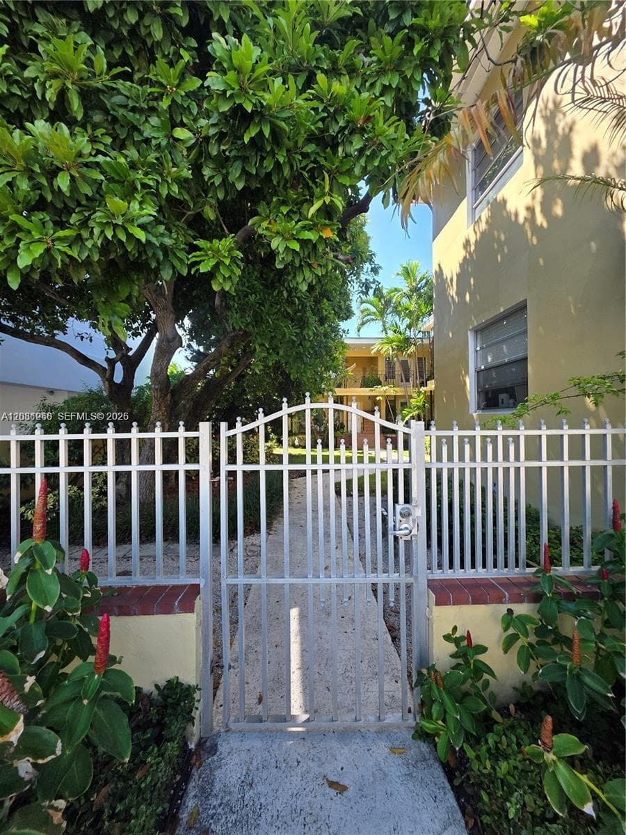 A12031258 — Miami Beach — 15