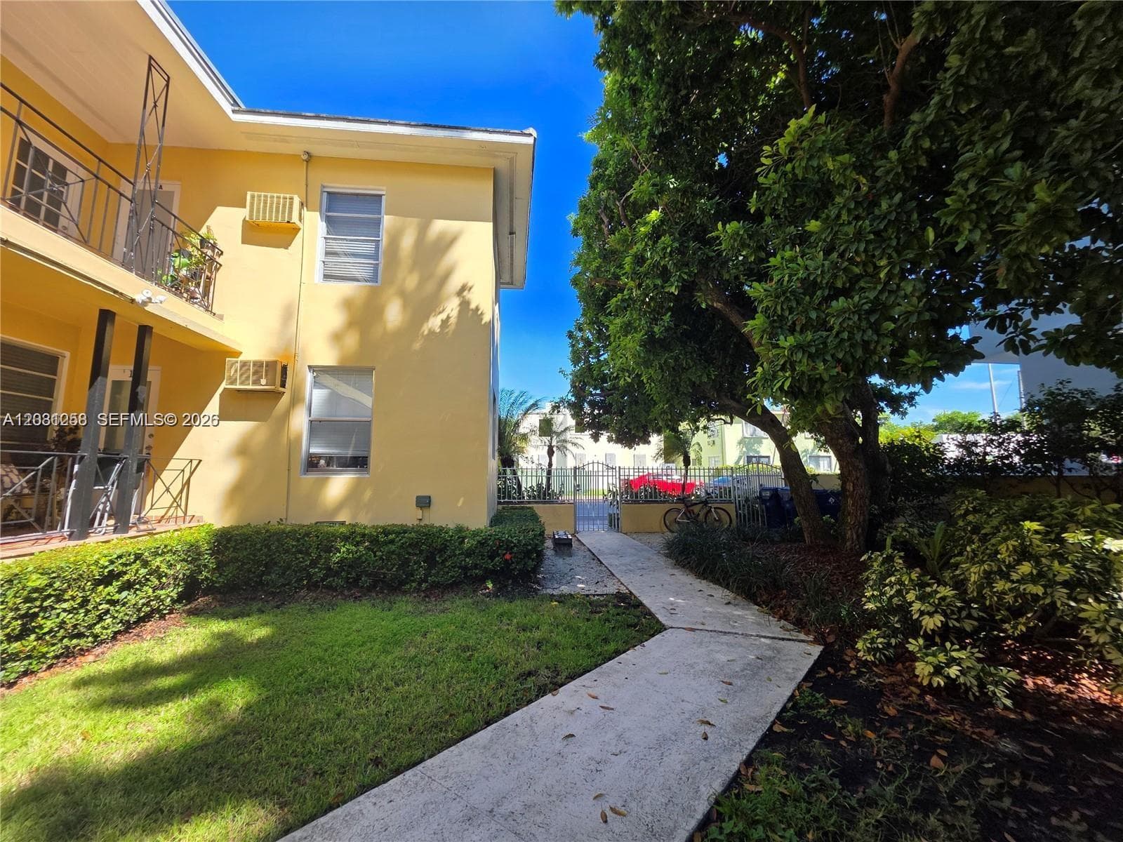 A12031258 — Miami Beach — 19