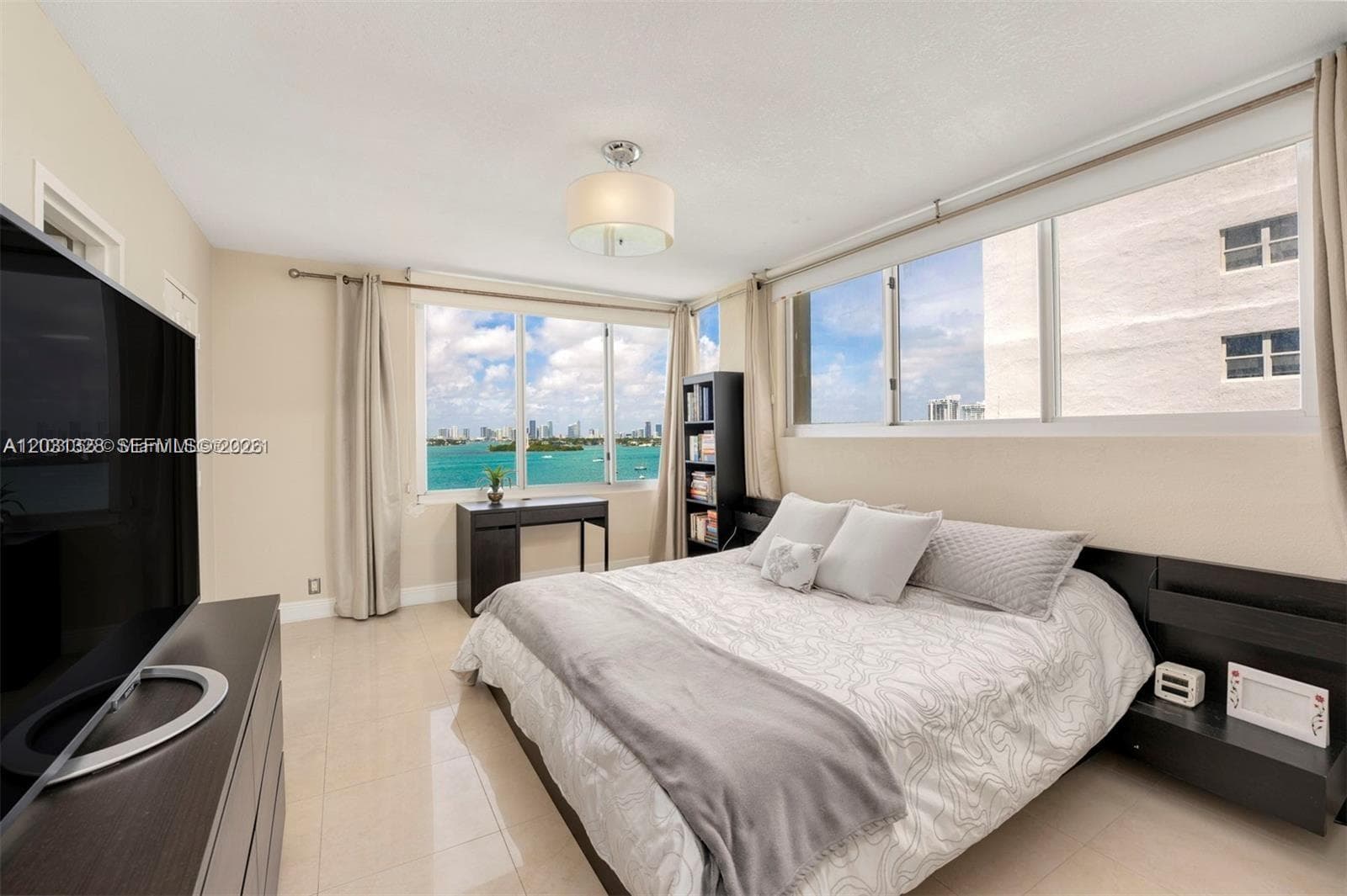 A12031328 — Miami Beach — 7