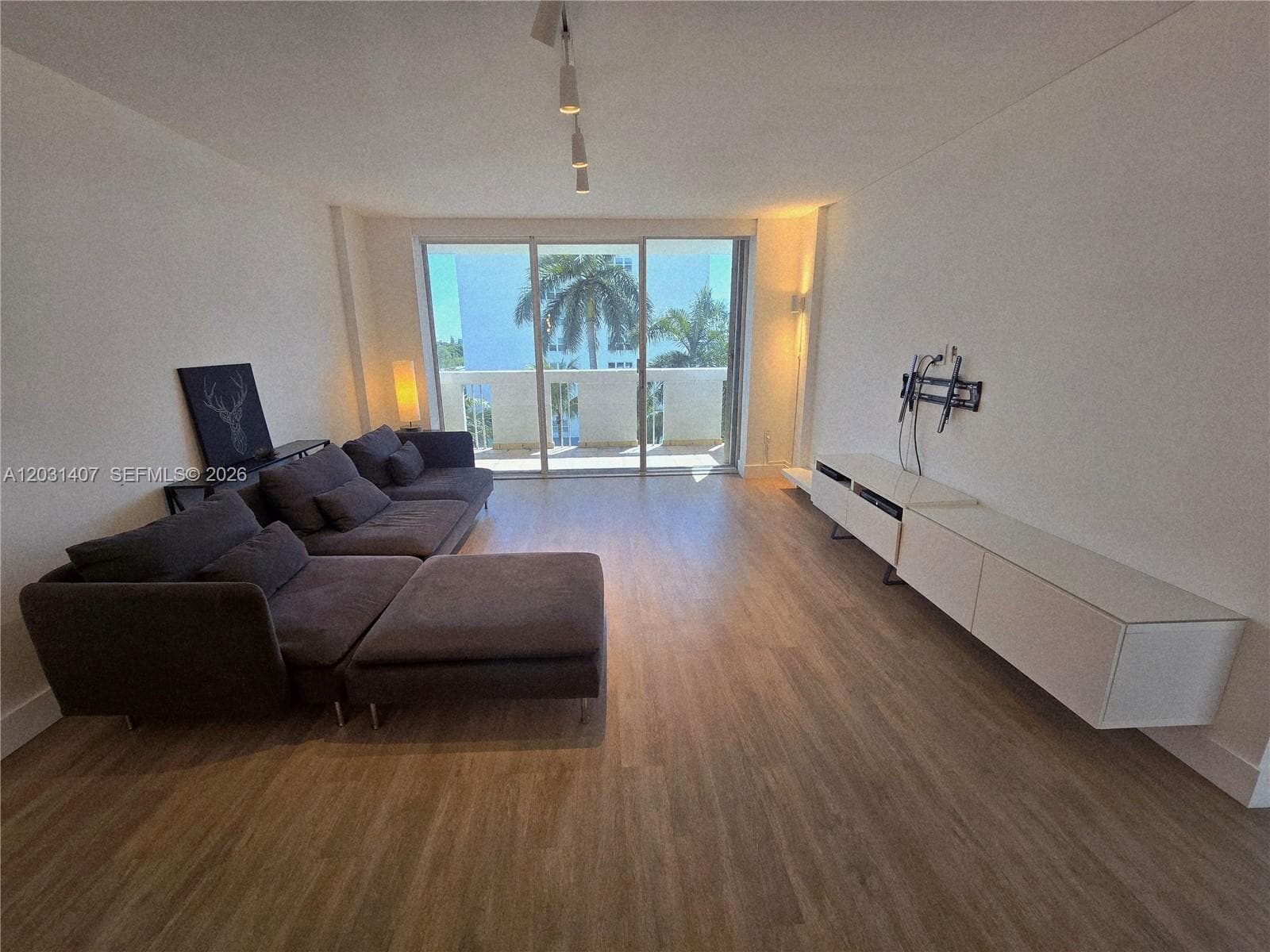 A12031407 — Miami Beach — 2