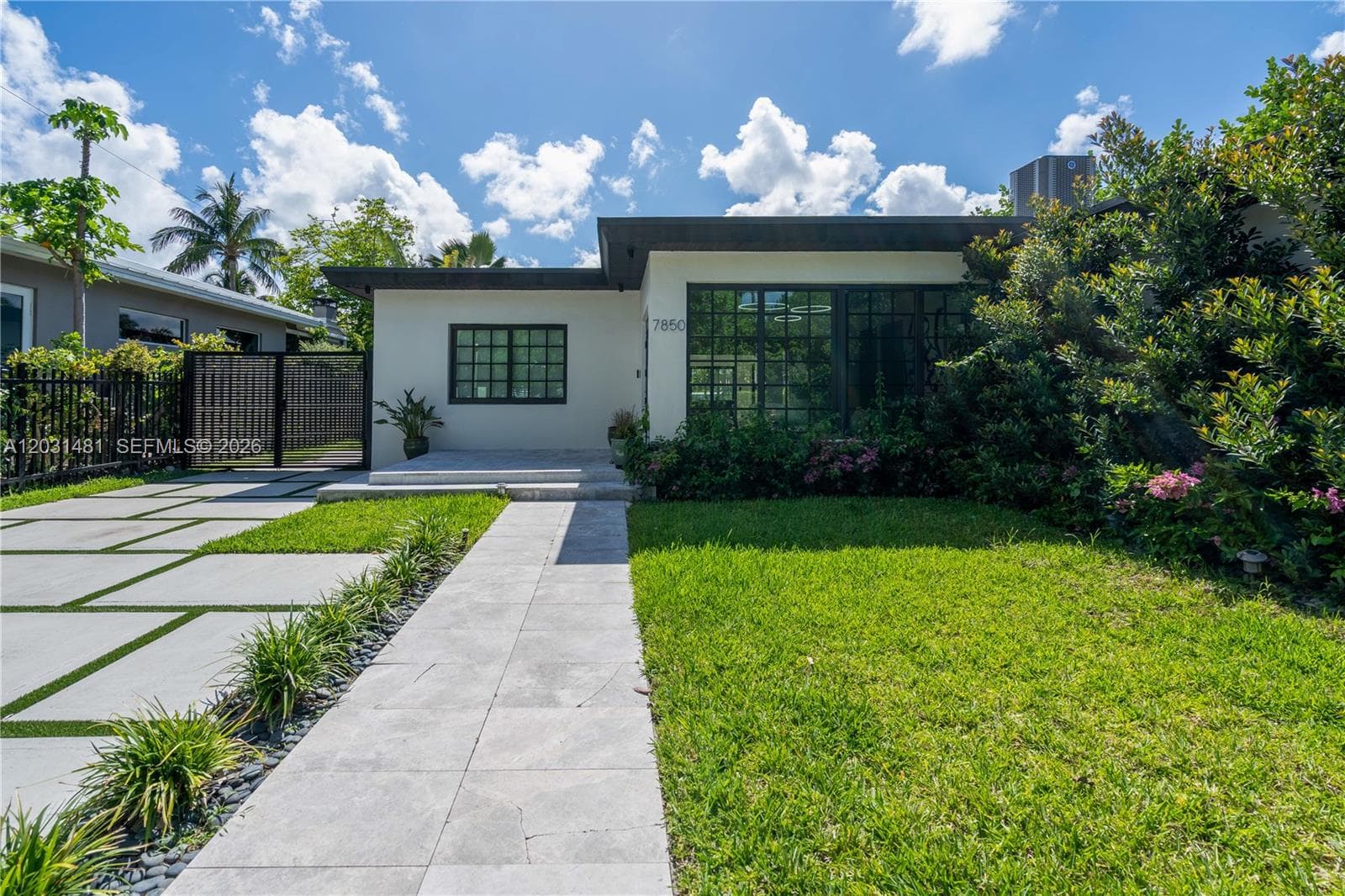 A12031481 — Miami Beach — 2