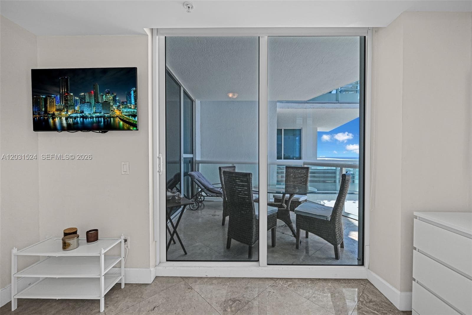 A12031524 — Miami Beach — 31