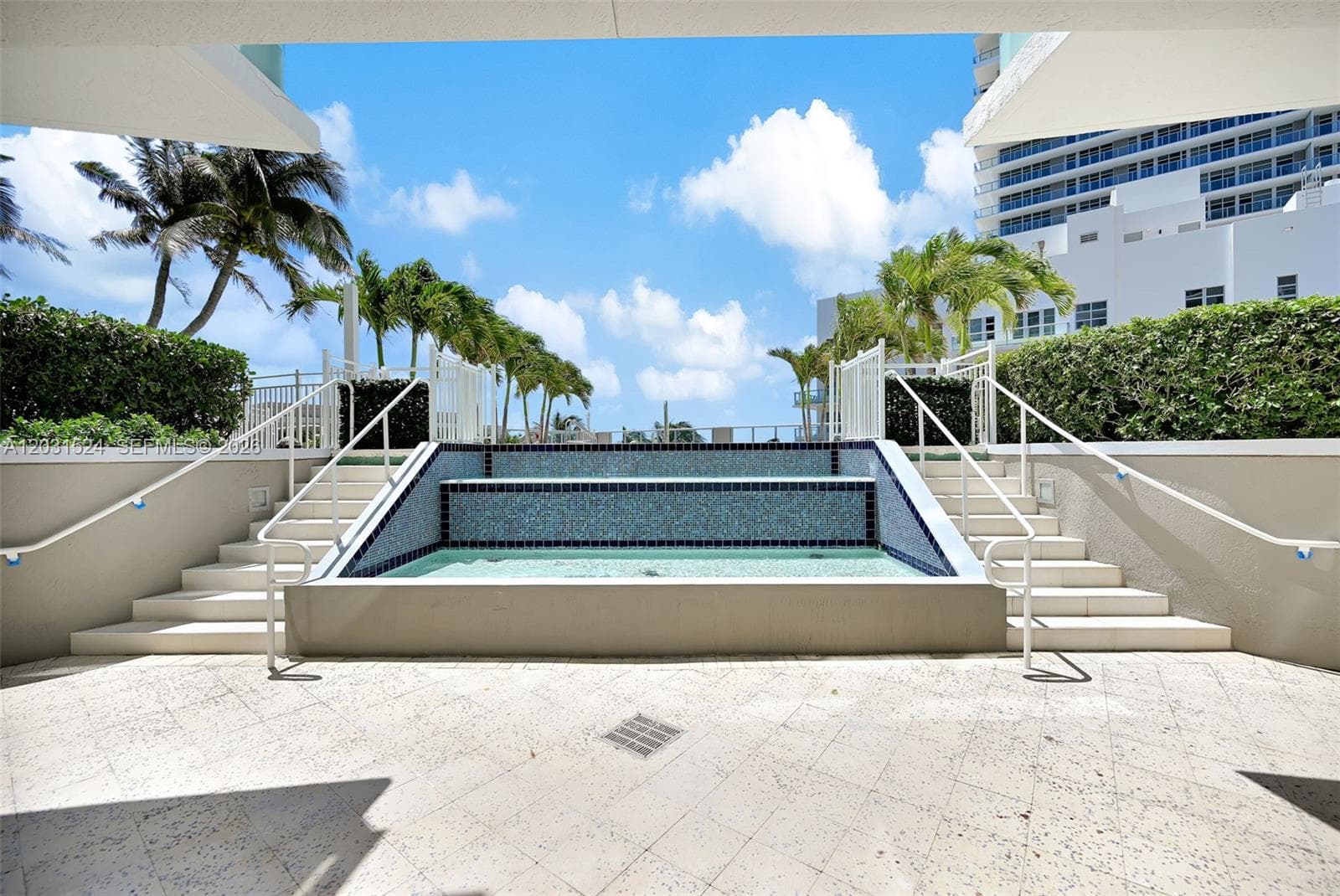 A12031524 — Miami Beach — 39