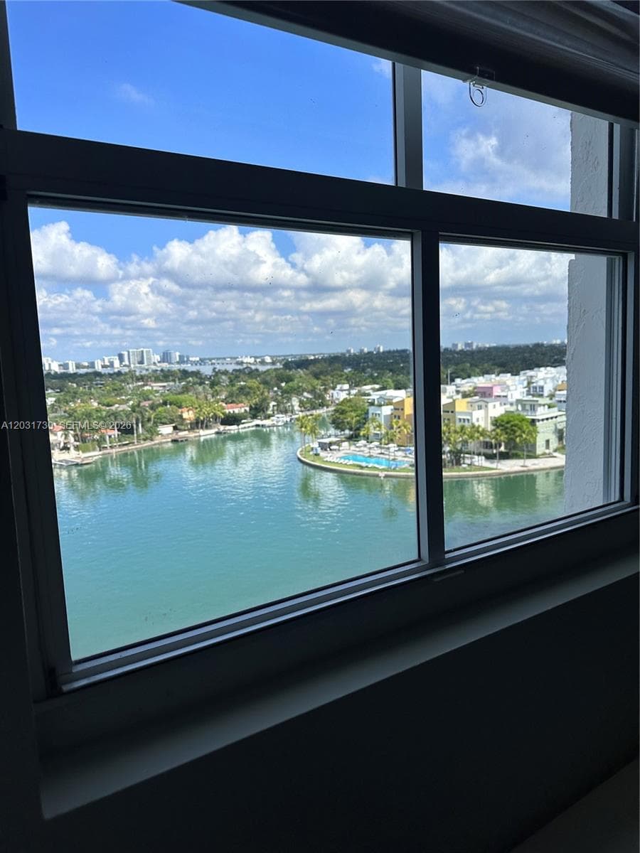A12031730 — Miami Beach — 19