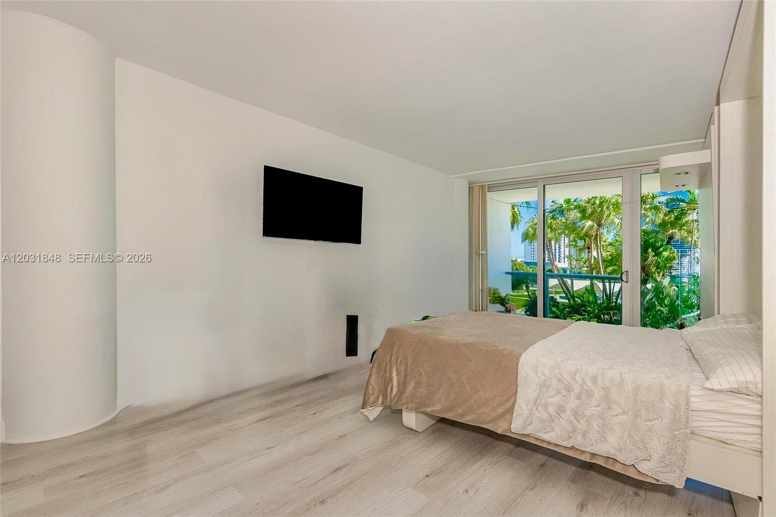 A12031848 — Miami Beach — 19