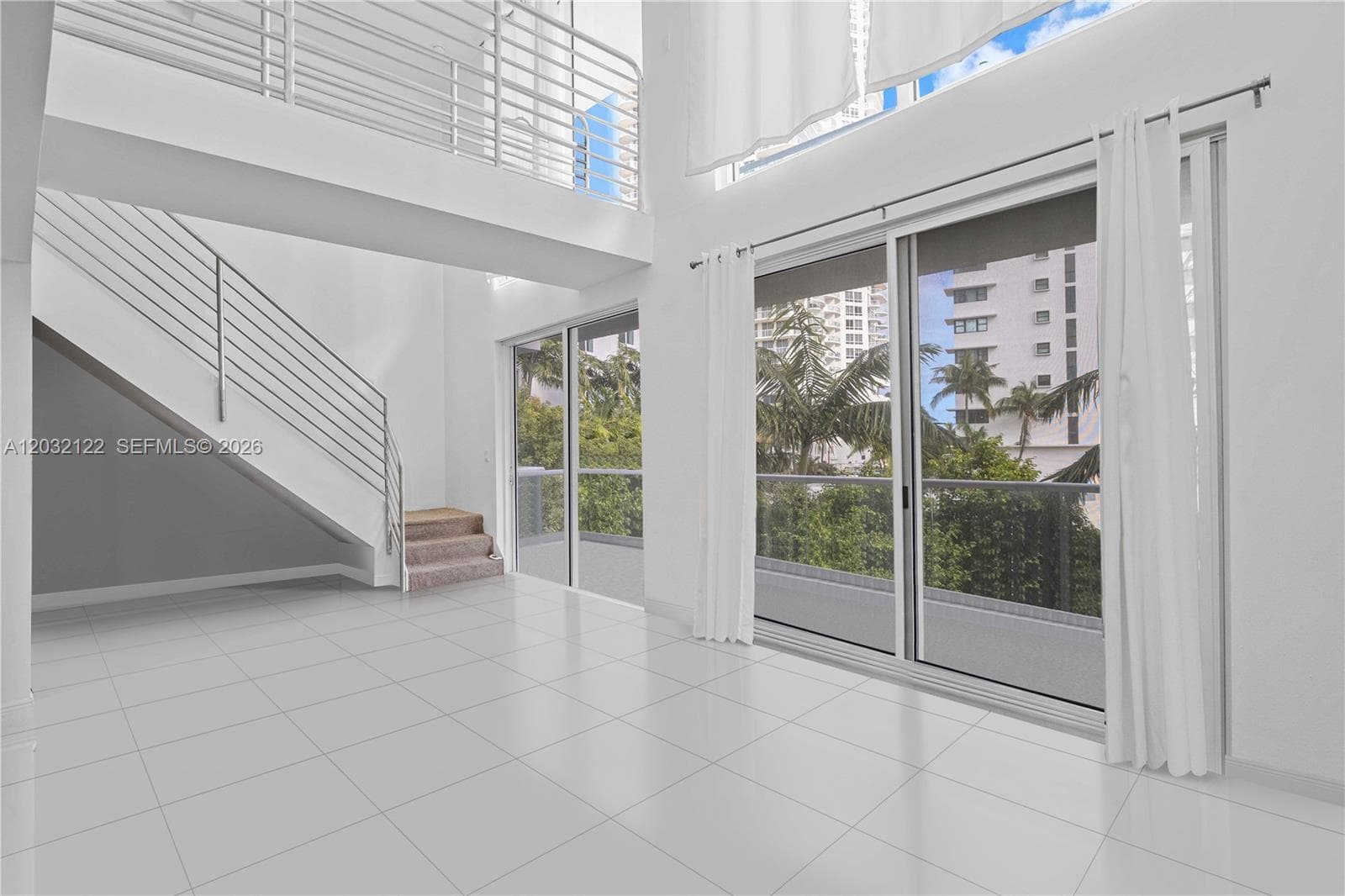 A12032122 — Miami Beach