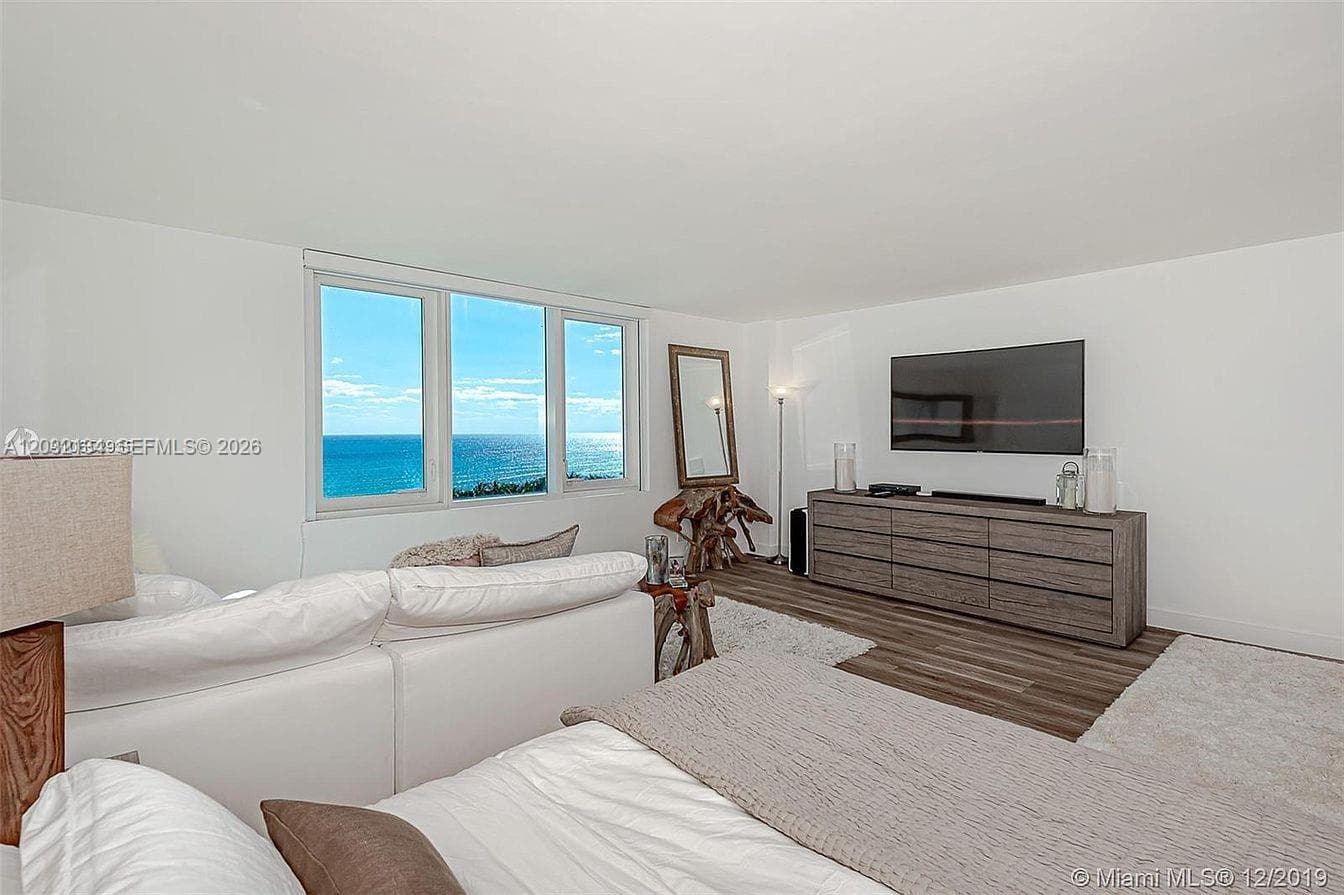 A12032134 — Miami Beach — 5