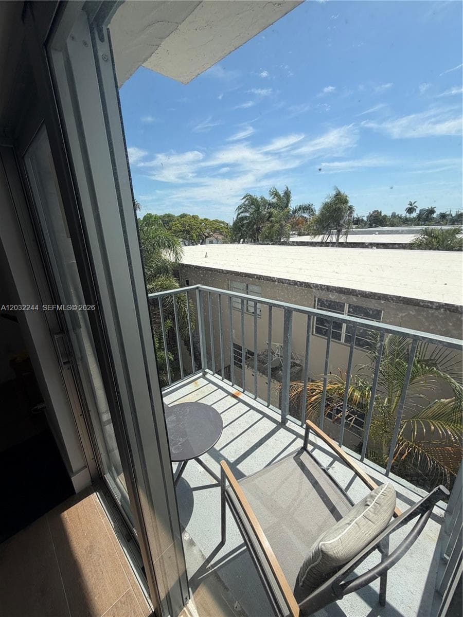 A12032244 — Miami Beach