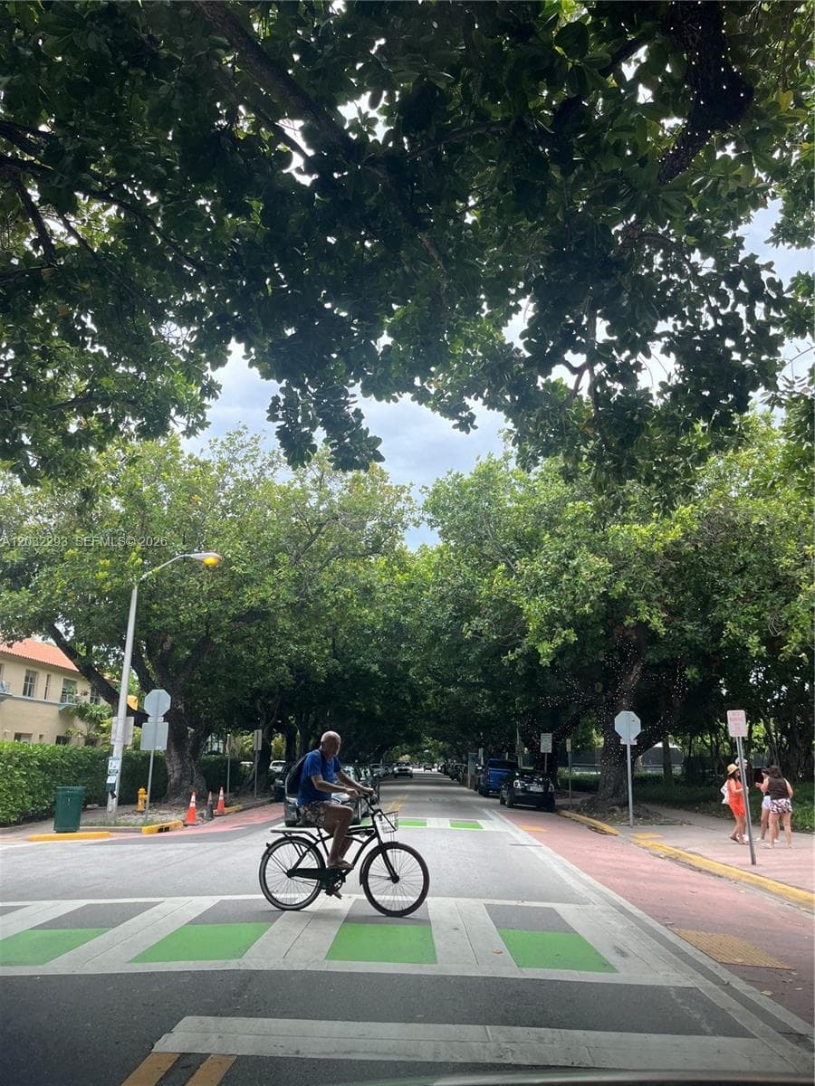 A12032293 — Miami Beach — 9