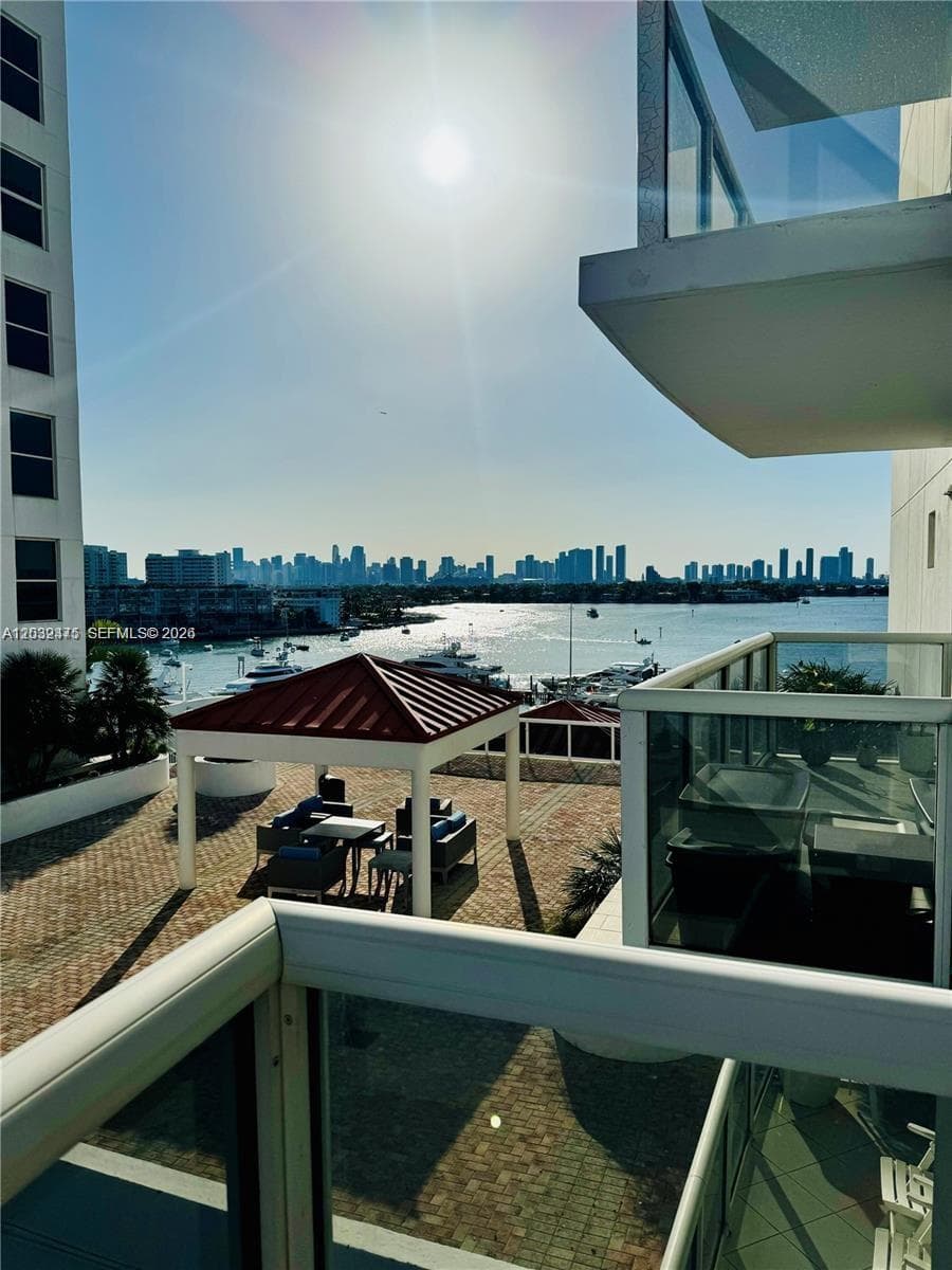 A12032475 — Miami Beach — 2