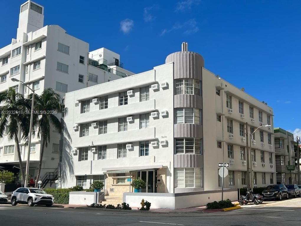 A12032518 — Miami Beach — 15