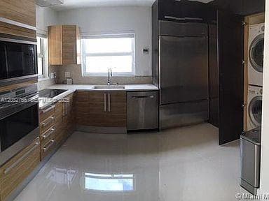 A12032765 — Miami Beach — 2