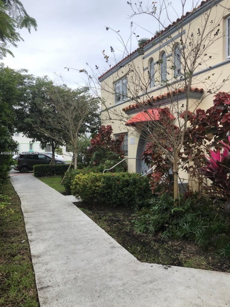 A12032949 — Miami Beach — 2