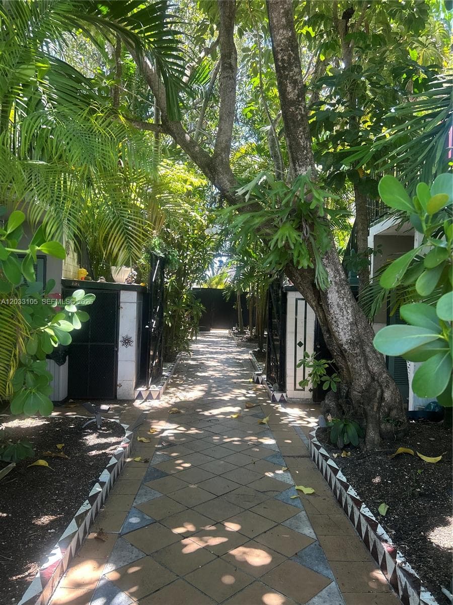 A12033105 — Miami Beach — 10