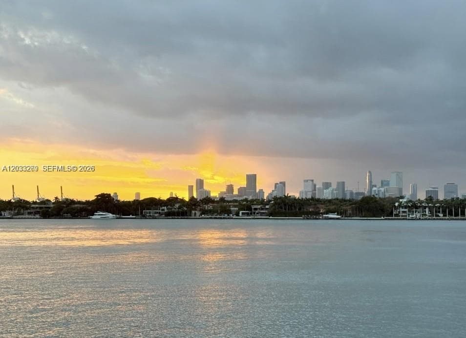 A12033269 — Miami Beach — 2