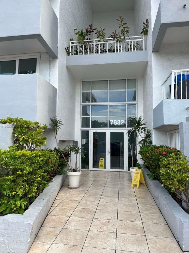 A12033325 — Miami Beach — 3