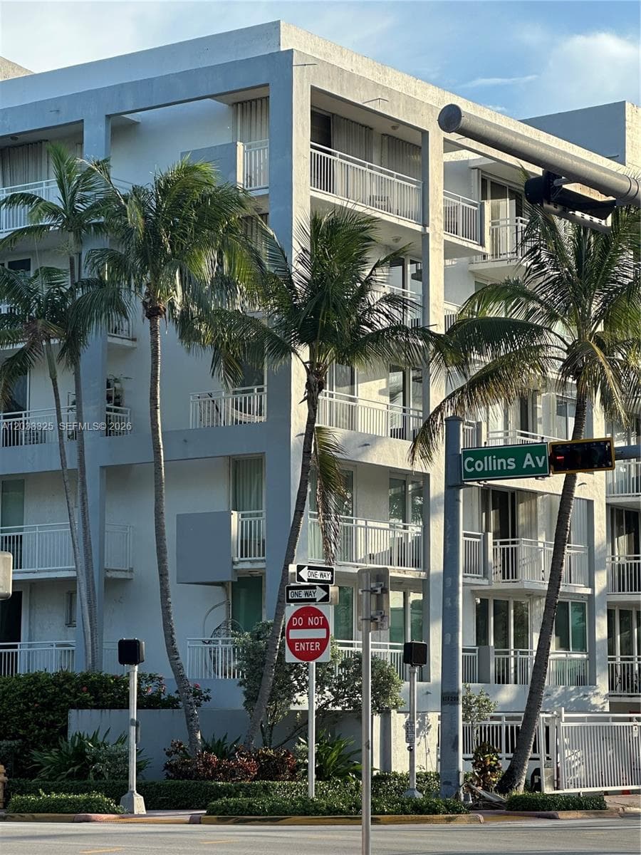 A12033325 — Miami Beach