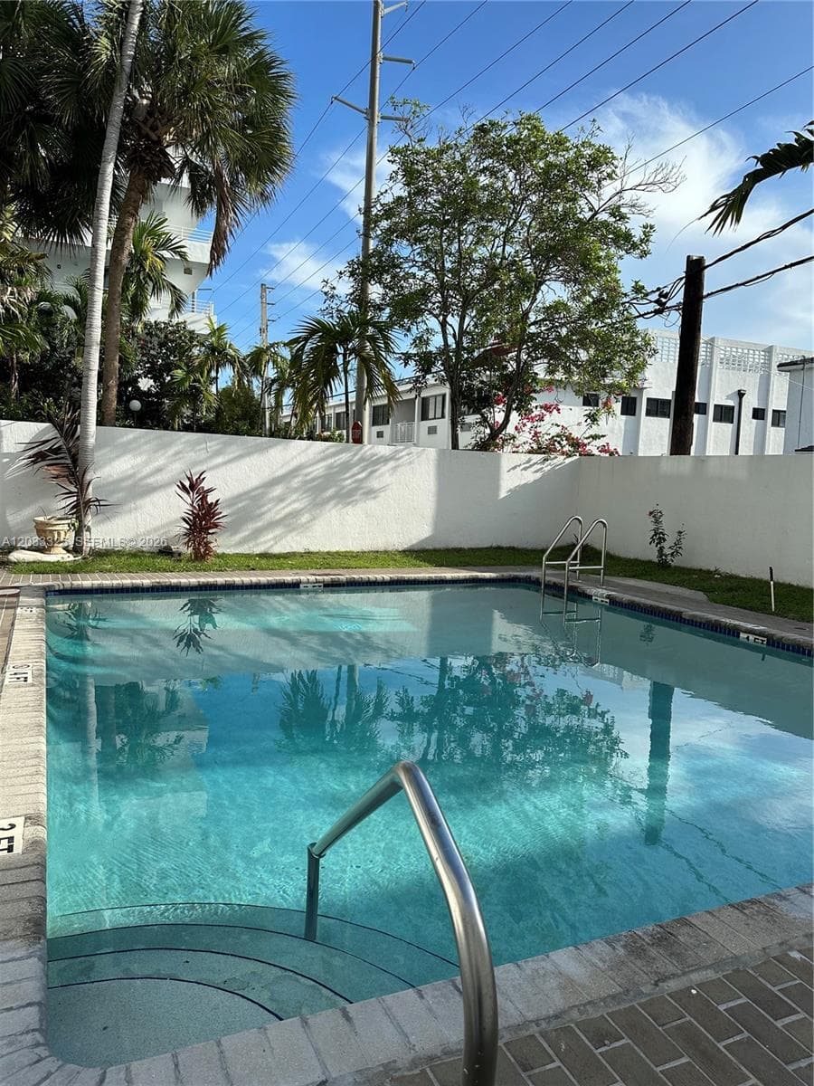 A12033325 — Miami Beach — 15