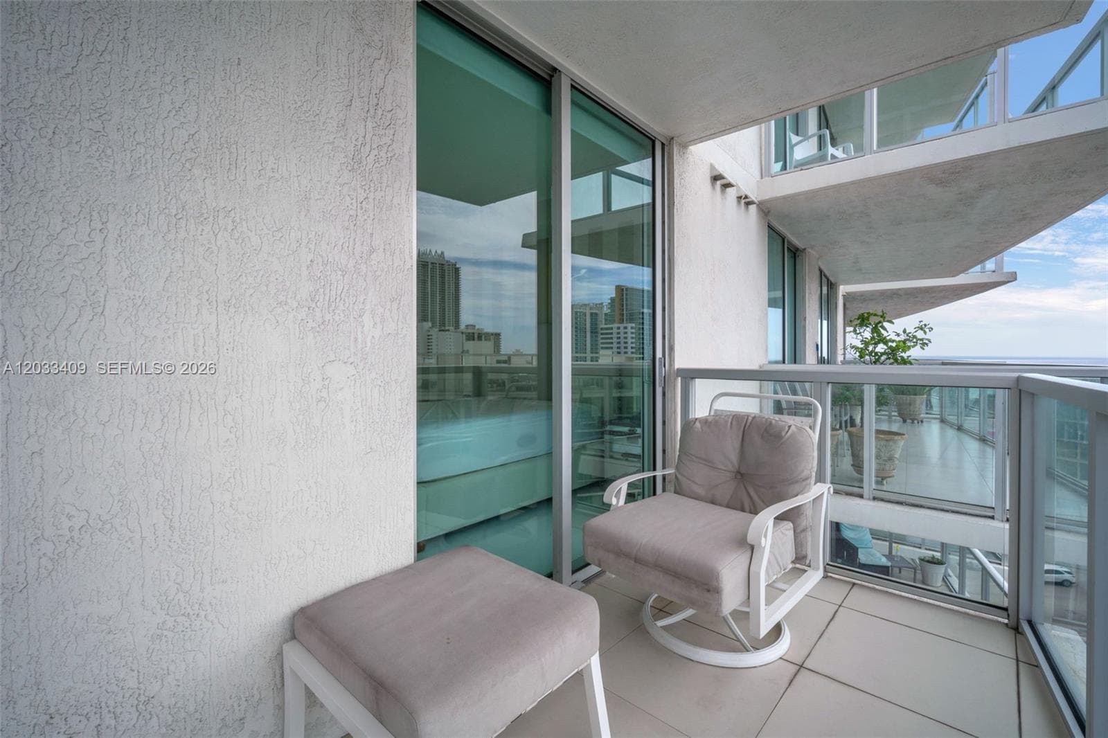 A12033409 — Miami Beach — 29