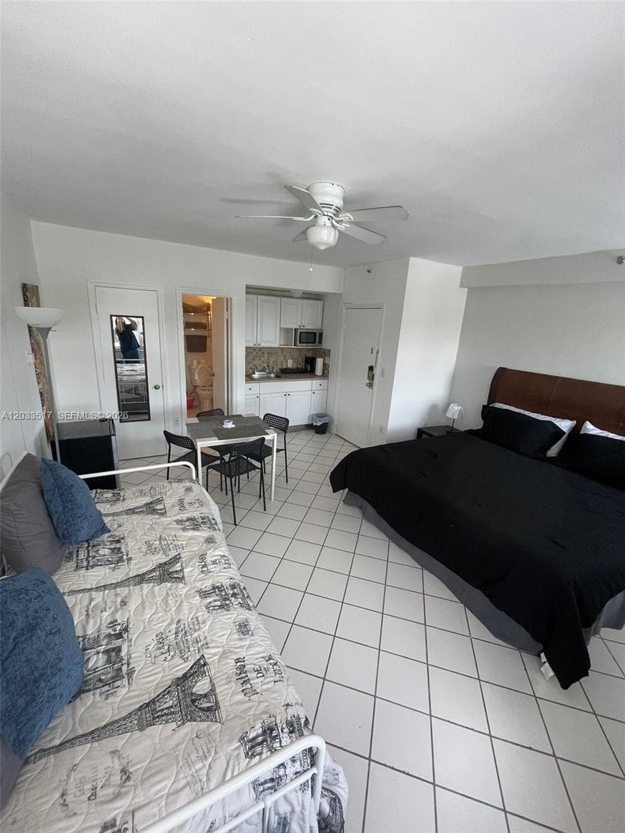 A12033517 — Miami Beach — 2
