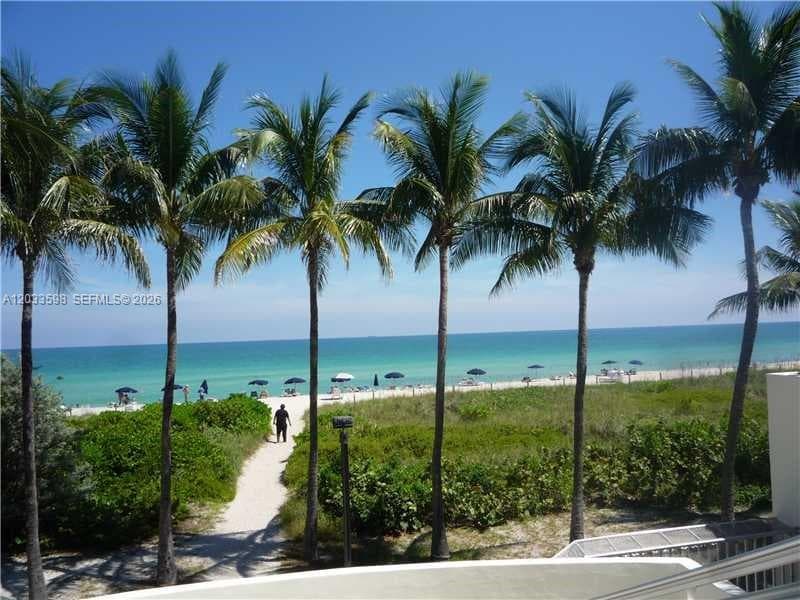 A12033598 — Miami Beach — 19