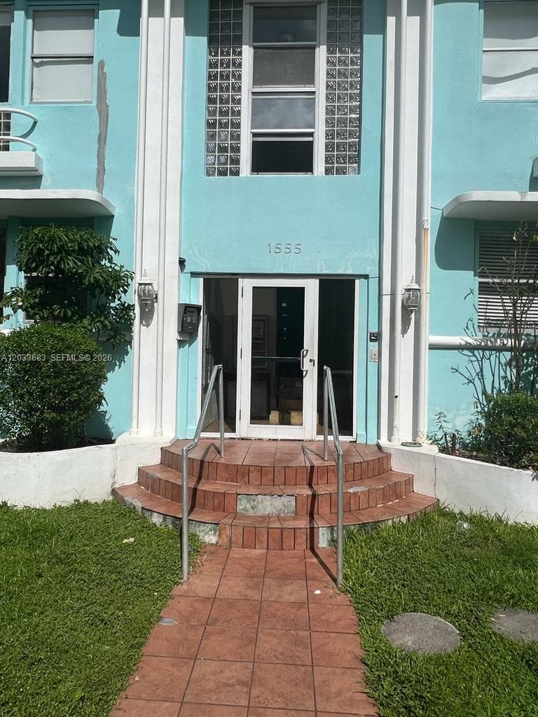 A12033683 — Miami Beach