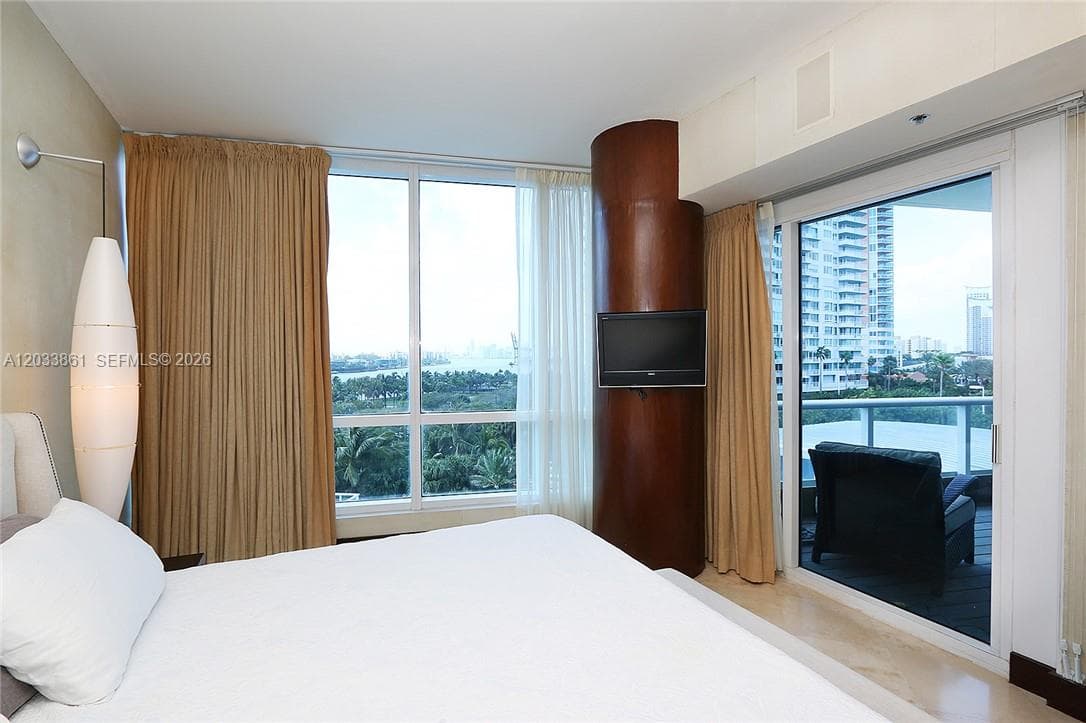 A12033861 — Miami Beach — 13