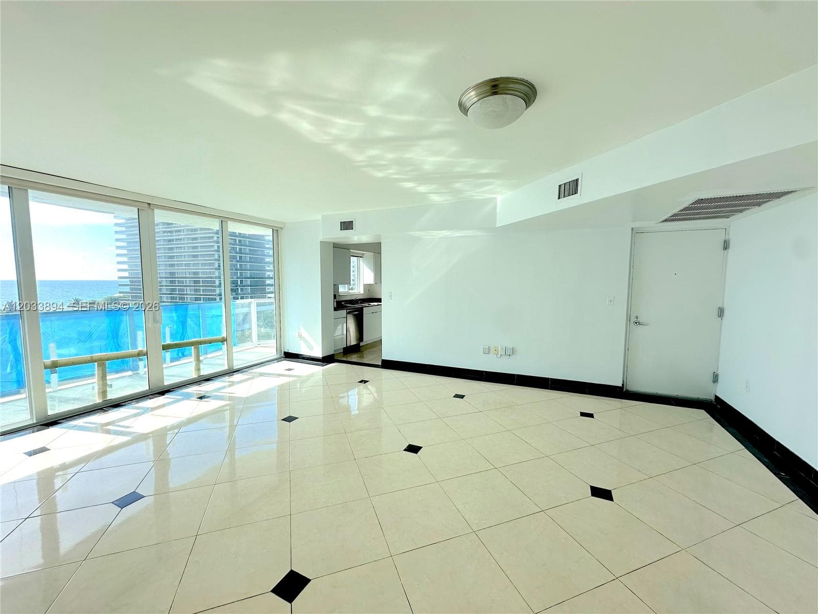 A12033894 — Miami Beach — 2