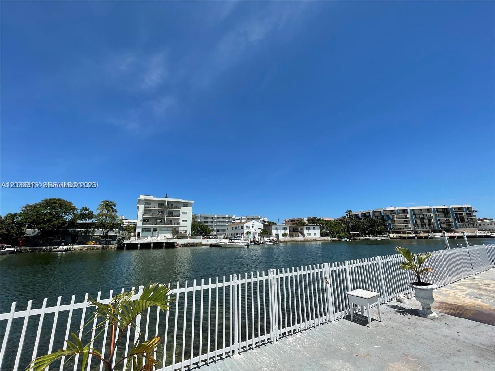 A12033916 — Miami Beach