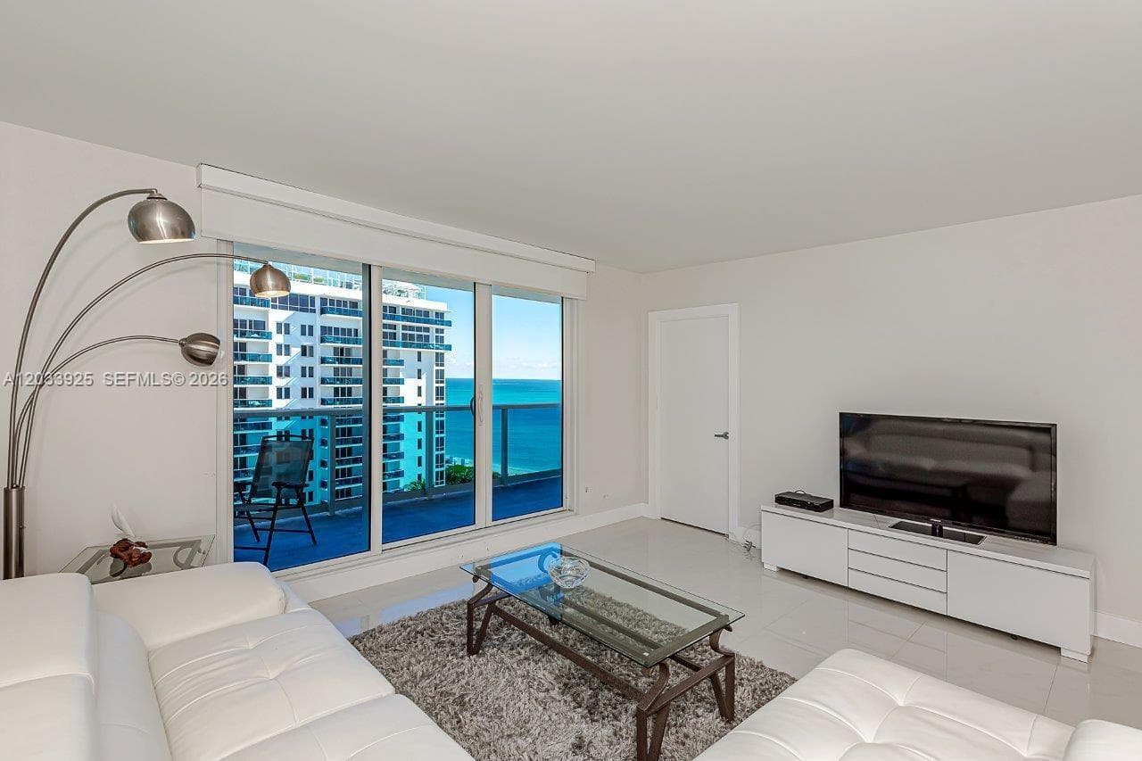 A12033925 — Miami Beach — 23
